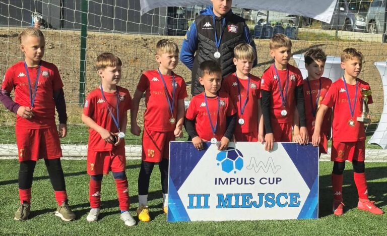 🥉 PODIUM W LICHENIU! ŻAKI Z MEDALEM NA IMPULS CUP! 🏆⚽💥⚪🔴🔵 – zdjęcie 3