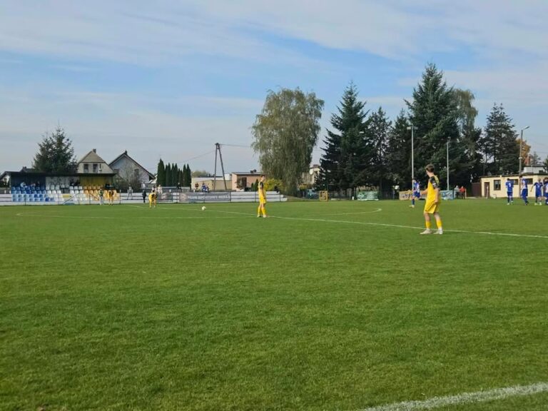 ⚔️ TRUDNY TEREN I CENNY PUNKT! JUNIORZY B2 REMISUJĄ W NEKLI! ⚽⚪🔴🔵 – zdjęcie 3