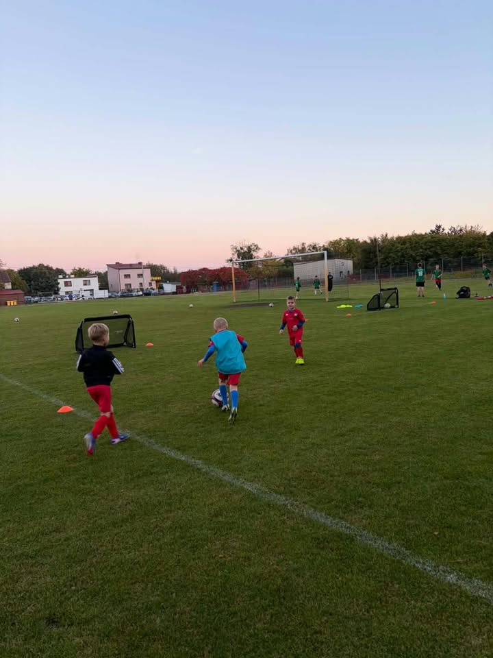 🎈 MOC EMOCJI I MNÓSTWO UŚMIECHU! SKRZATY W SPARINGU Z MKS ŚLESIEN! ⚽⚽⚪🔴🔵 – zdjęcie 2
