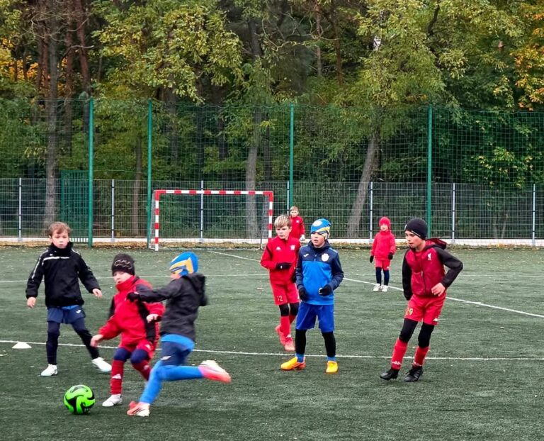 🌧️ DESZCZ, WIATR I OGROMNE SERCE DO WALKI! ŻAKI 2018 W KONINIE! 🌧️⚽💥⚪🔴🔵 – zdjęcie 3