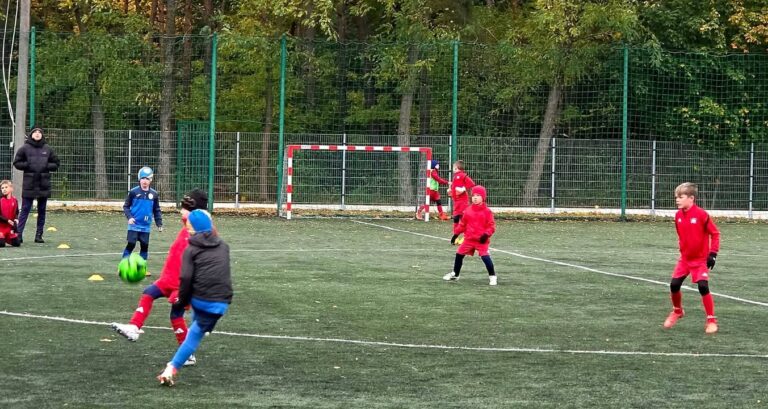 🌧️ DESZCZ, WIATR I OGROMNE SERCE DO WALKI! ŻAKI 2018 W KONINIE! 🌧️⚽💥⚪🔴🔵 – zdjęcie 4