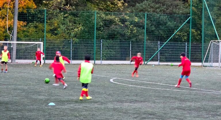🌧️ DESZCZ, WIATR I OGROMNE SERCE DO WALKI! ŻAKI 2018 W KONINIE! 🌧️⚽💥⚪🔴🔵 – zdjęcie 6